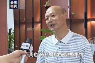 梅西抵达东京行装和抵达中国香港时一样，手持橙色行李箱售价3万